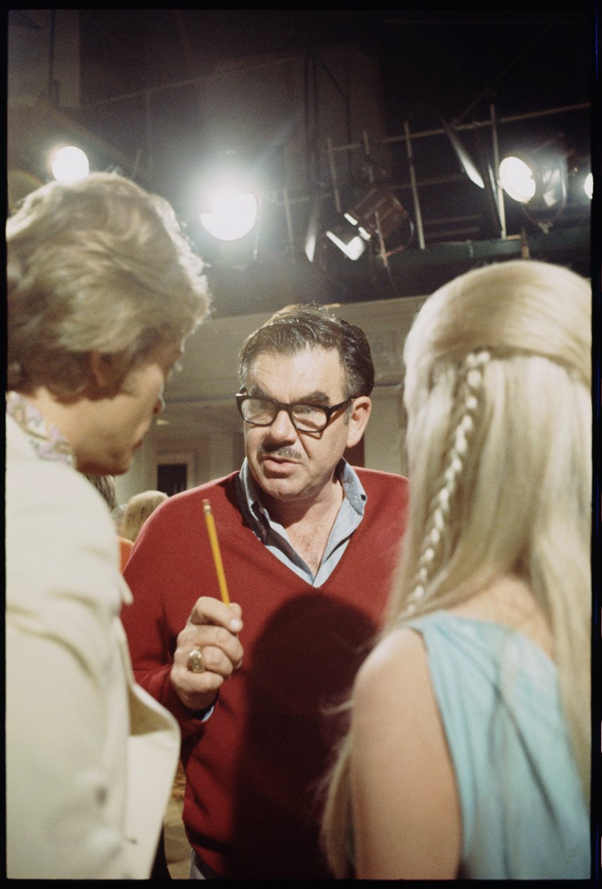 Russ Meyer elokuvan "Beyond the Valley of the Dolls" kuvauksissa 1970 (kuva) tekijältä Orlando Suero