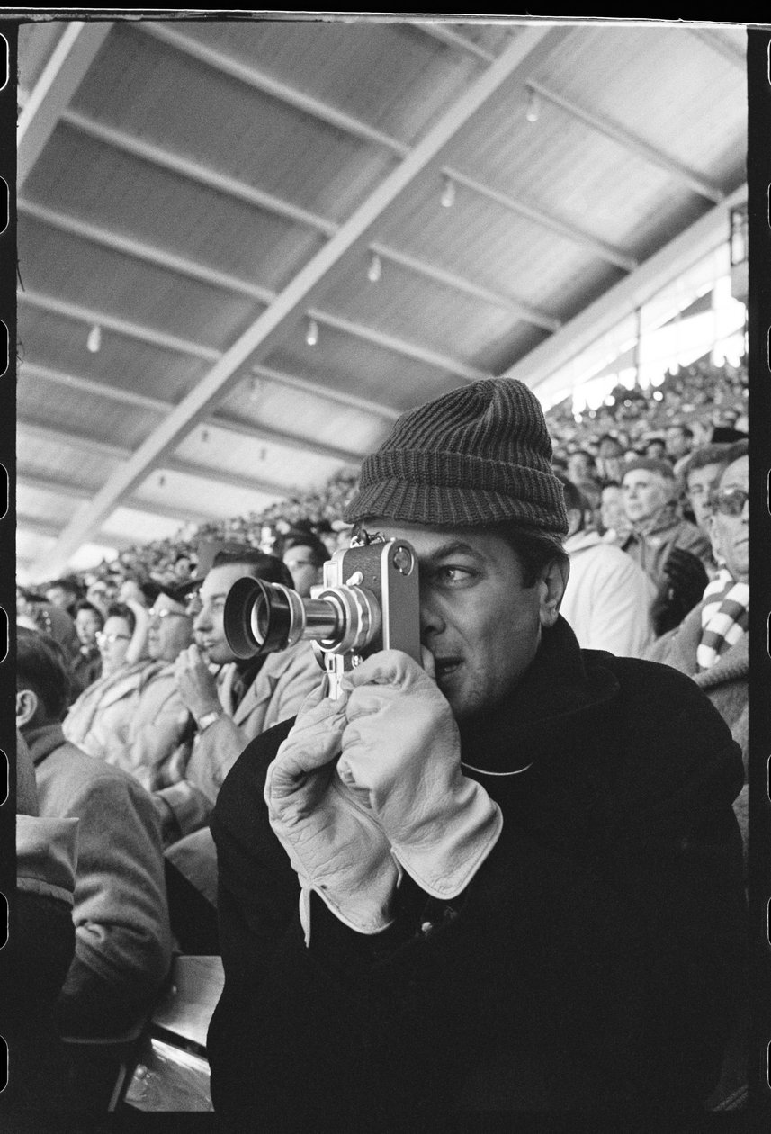 Tony Curtis Leica-kameran kanssa talviolympialaisissa Squaw Valleyssa, Kaliforniassa tekijältä Orlando Suero