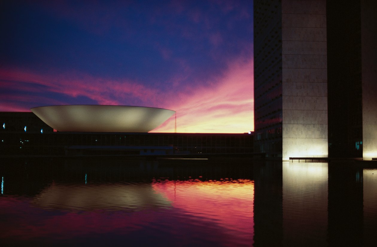 Kolmen vallan aukio ja kansalliskongressi (Congresso Nacional) auringonlaskun aikaan. tekijältä Oscar Niemeyer