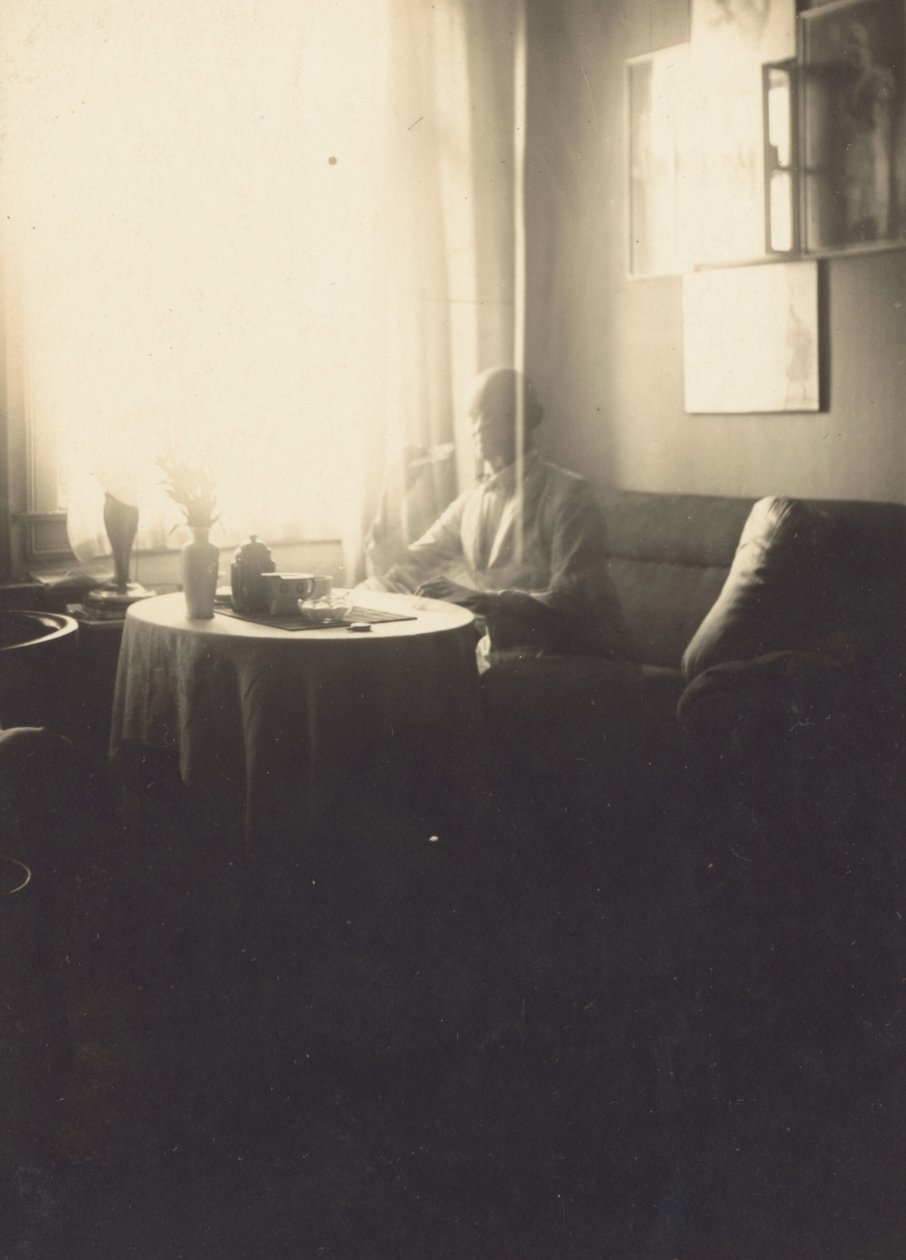 [Oskar Schlemmer istuu pöydässä kahvitarjoilun ääressä Prellestrassella] tekijältä Oskar Schlemmer