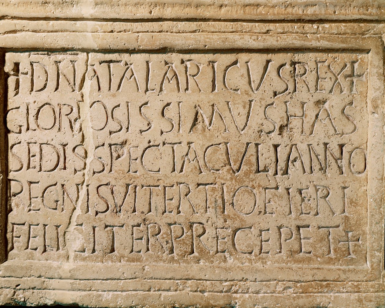 Barbaarisivilisaatio: kuningas Ostrogoth Athalaricin (516-534 jKr.) hallituskaudelta peräisin oleva kirjoitus, joka todistaa teatterin olemassaolosta Ticinumissa (nykyinen Pavia). 6. vuosisadalla. Musei Civici, Sezione Archeologia, Pavia, Italia tekijältä Ostrogothic Ostrogothic