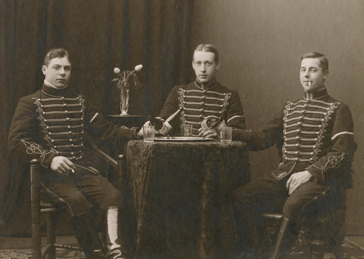 Kolme nuorta virkapukuista ratsuväkeä, Malmö, Ruotsi, 1920-luku tekijältä Otto Ohm