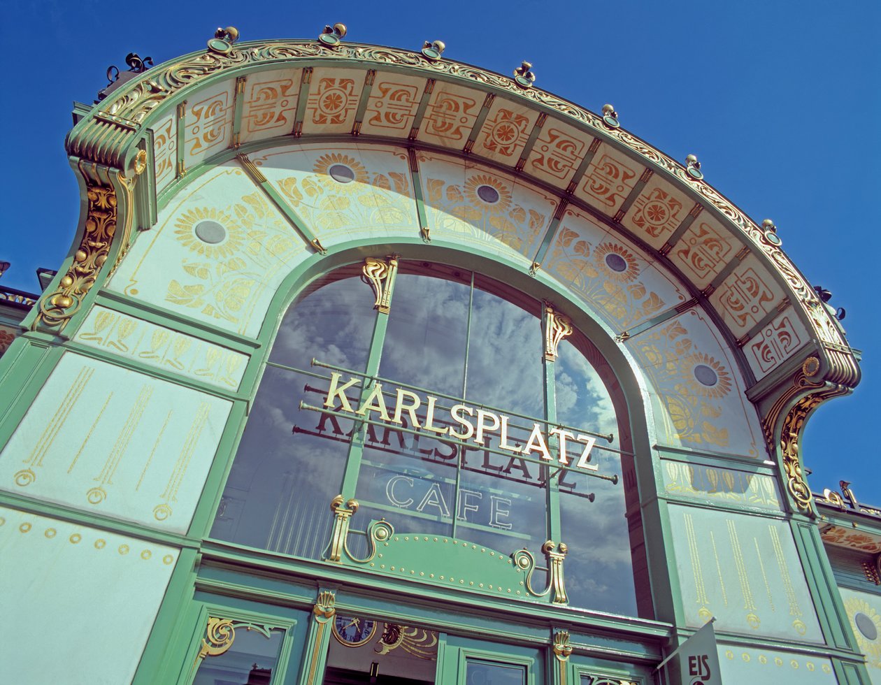 Näkymä Karlsplatzin raitiovaunuun tekijältä Otto Wagner