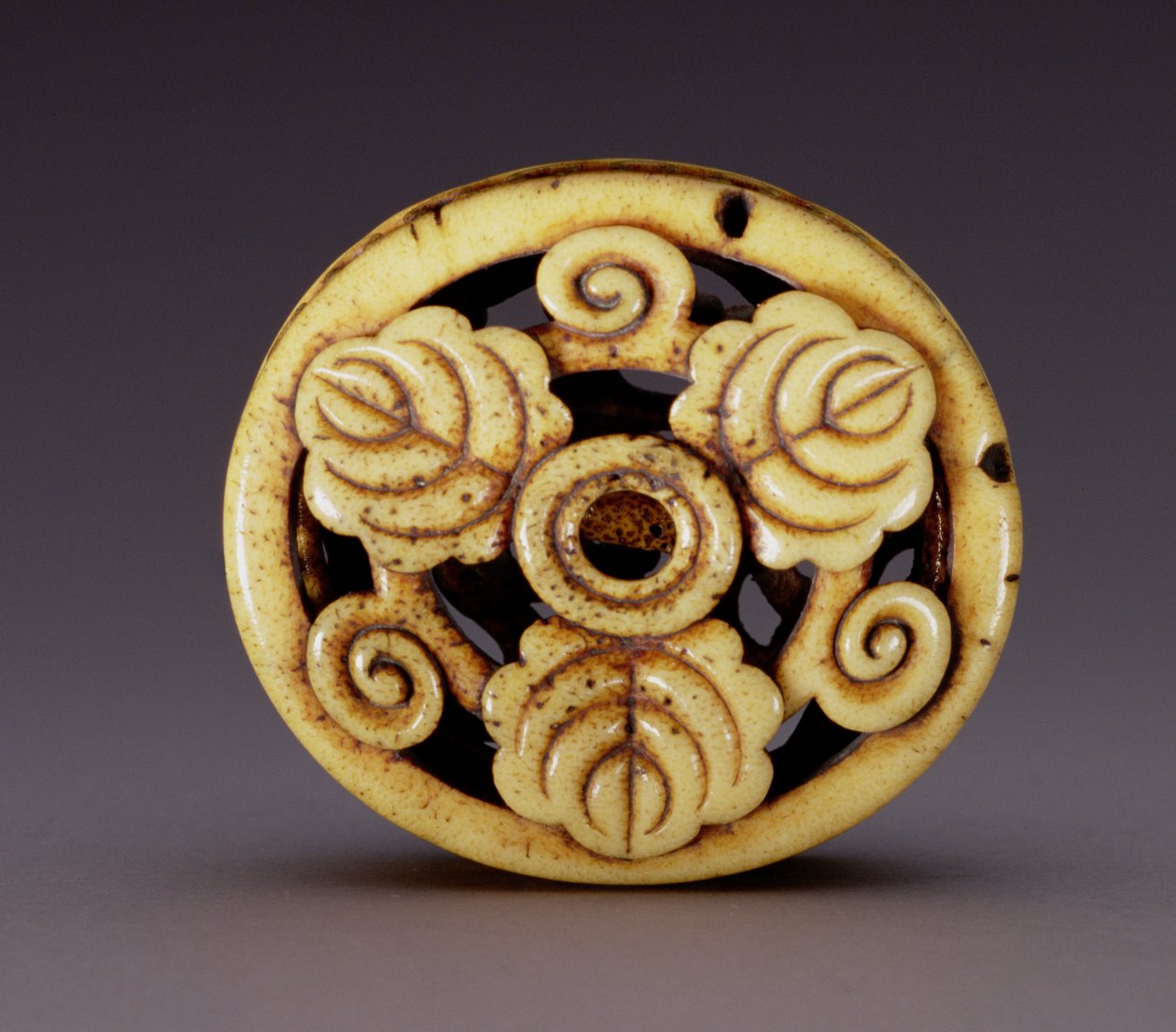 Netsuke laatikon muodossa (hako) n. 1870 (polttasarvi) (katso kansi 195498) tekijältä Ozaki Kokusai
