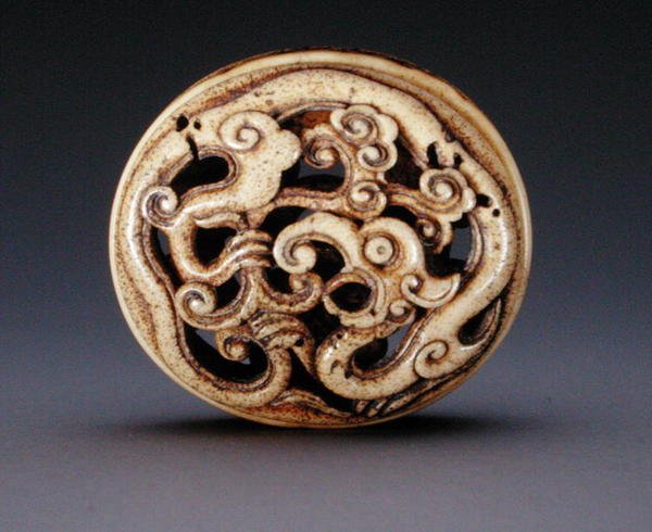 Netsuke laatikon kannen muodossa (hako) n. 1870 (katso pohja 195499) tekijältä Ozaki Kokusai