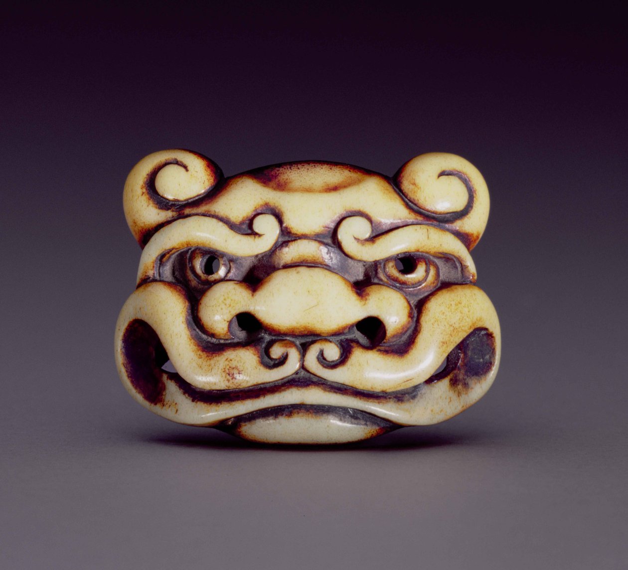 Netsuke, joka kuvaa oni-demonin kasvoja, n. 1870 (polttasarvi) tekijältä Ozaki Kokusai