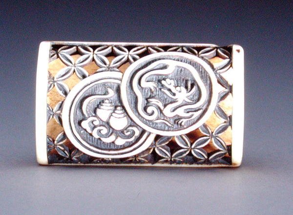 Netsuke harjakattoisella kuviolla, n. 1870 (polttasarvi) (208395:n etupuoli) tekijältä Ozaki Kokusai