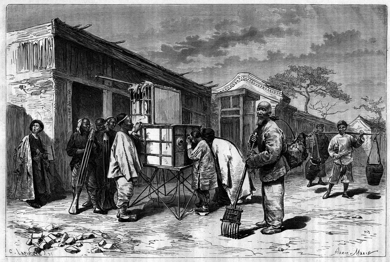 Toimintaa Pekinin (Peking) kaduilla 1800-luvun dioraamalla. Kaiverrus Sellierin piirustuksesta, Thomsonin valokuvasta "Le Tour du Monde, Nouveau Journal des Voyages", toimittanut Edouard Charton, Paris tekijältä P. (after) Sellier