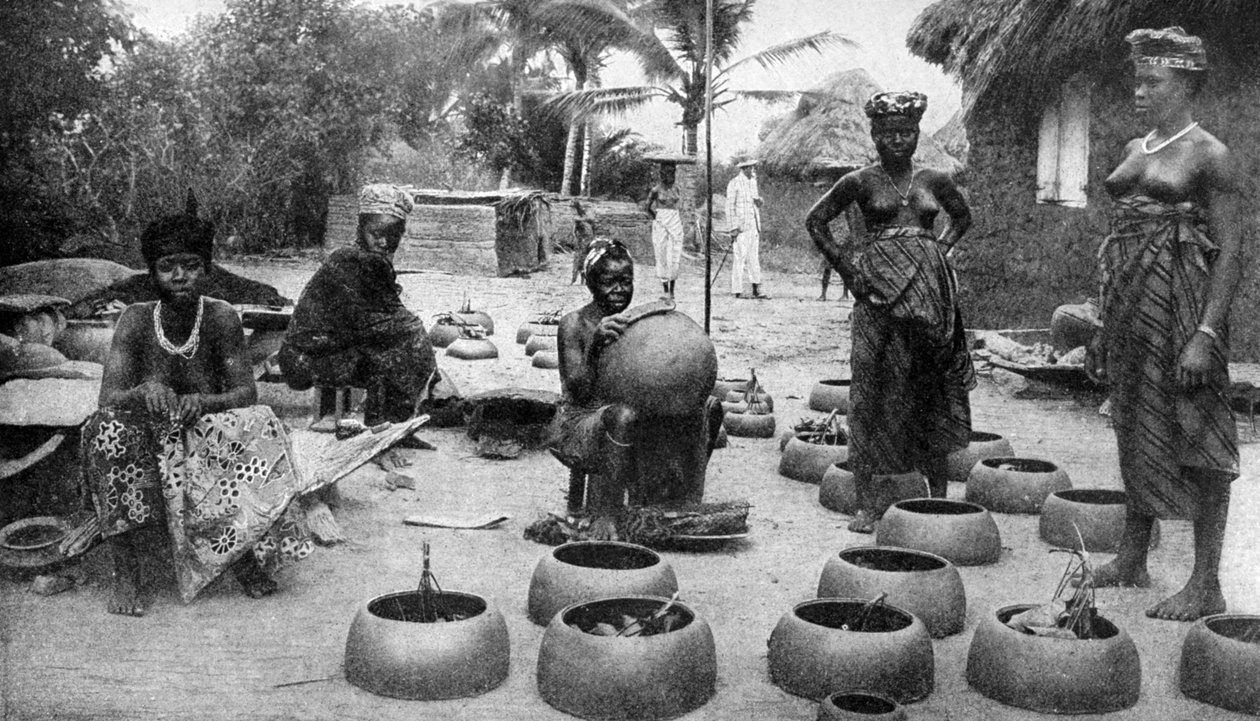 Fanti-naiset valmistavat keramiikkaa, Elmina, Ghana, 1922. tekijältä P. A. McCann