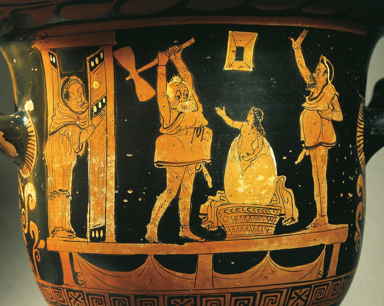 Apulian krater, jossa on teatterikohtaus, karikatyyri Helenan syntymästä munassa, Dijonin taidemaalarin käsialaa, punasävyistä keramiikkaa, Yksityiskohta, Barista, Apuliasta, Italiasta, Antiikin Kreikan sivilisaatio, Magna Graecia, 4. vuosisata eKr. tekijältä Painter Dijon
