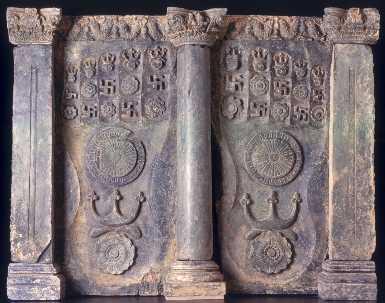 Friisi, jossa näkyy Buddhan jalanjäljet, Gandhara 1.-5. vuosisadalta jKr. tekijältä Pakistani School
