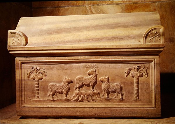 Sarkofagi oratorion vasemmalla puolella tekijältä Paleo Christian