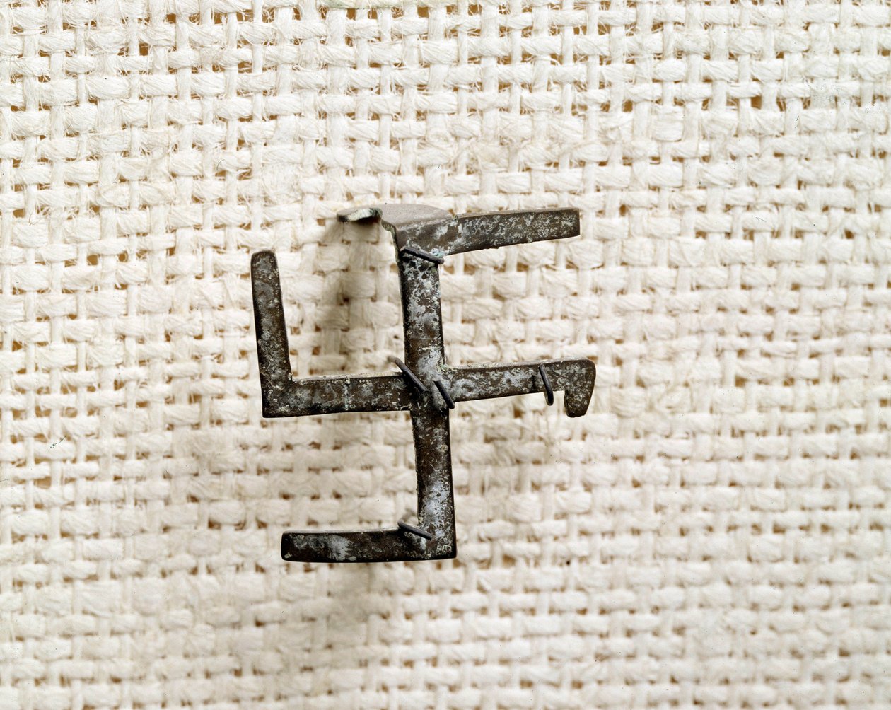 Kristillistä antiikkia: svastikan muotoinen fibule (joka inspiroi ristikkäispeliä). 1.-3. vuosisadalla. Saint Germain en Layen arkeologinen kansallismuseo tekijältä Paleo Christian