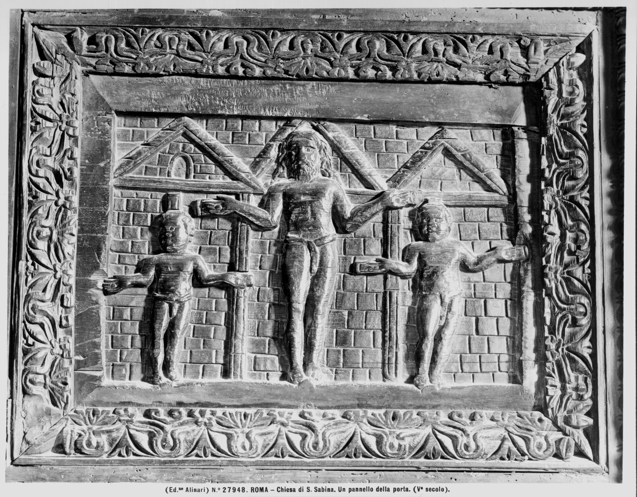 Yksityiskohta ristiinnaulitsemisesta ovesta, joka kuvaa kohtauksia Vanhasta ja Uudesta testamentista (puu) (m/v kuva) tekijältä Paleo Christian