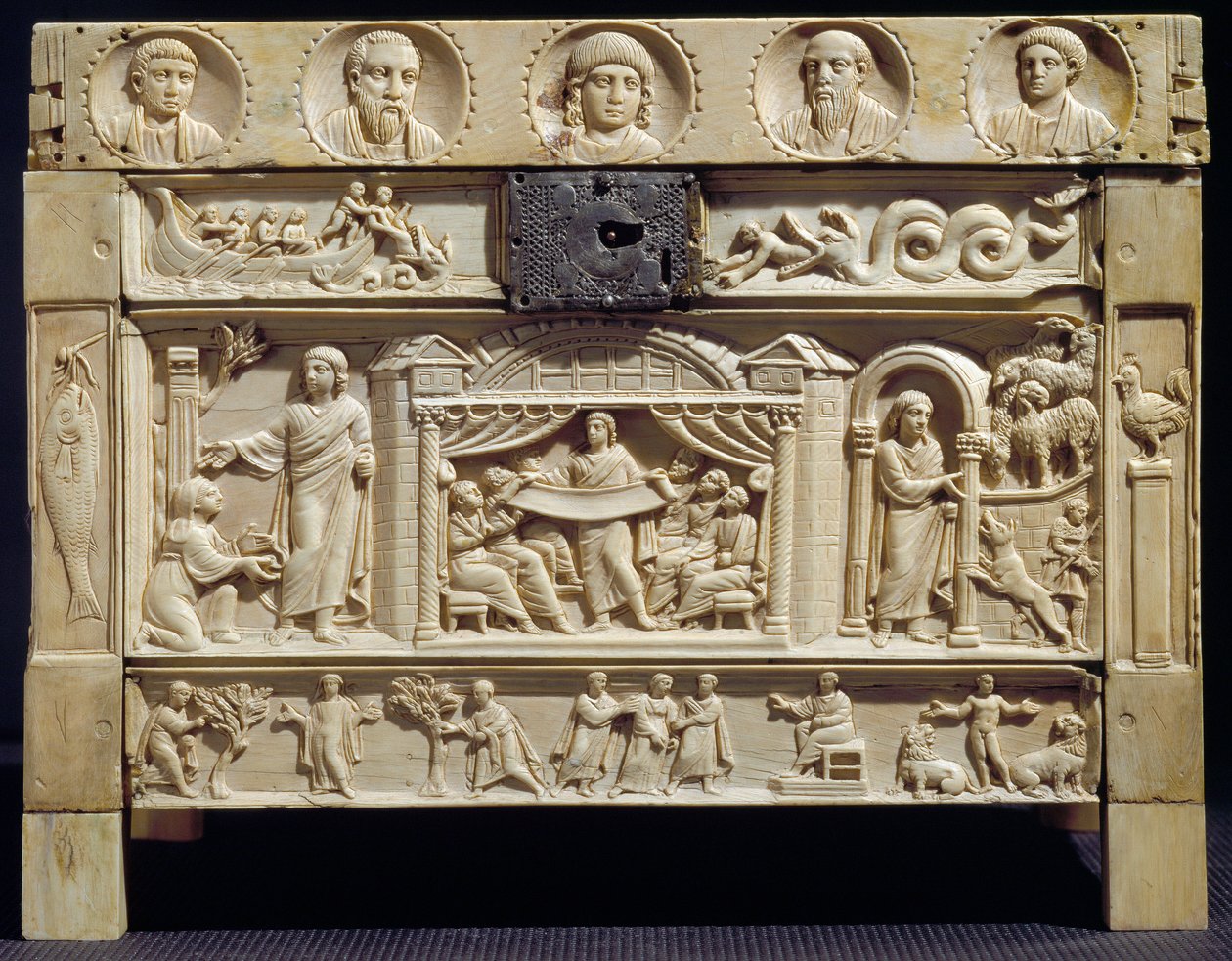 Paleokreetinen taide: Reliquary (lipsanotheque) decoree kohtauksia Vanhasta ja Uudesta testamentista alemmissa kohokuvioissa. 4. vuosisadalla Santa Giulian luostarista, Italiasta. Brescia, kristillinen museo tekijältä Paleo Christian