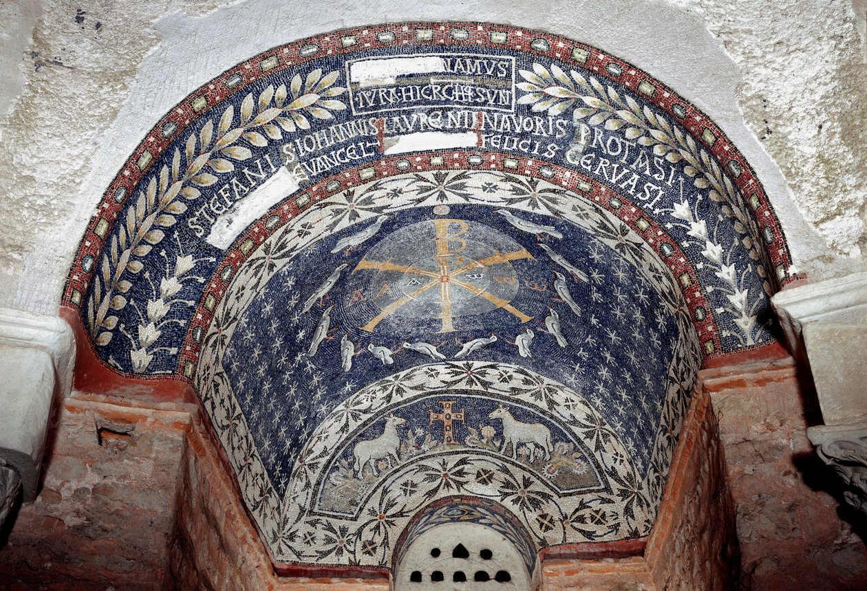 Paleokreetinen taide: Kristuksen monogrammia ympäröivät Pyhän Kolminaisuuden symbolit. 5. tai 6. vuosisadan mosaiikki. Baptistere d