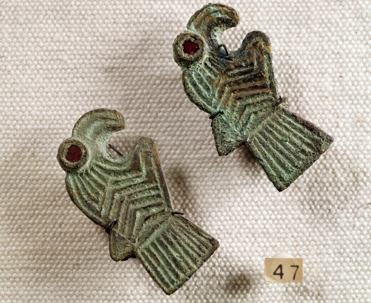 Kristillinen antiikki: kotkan päiden muotoiset pronssisäikeet, jotka on upotettu granaatilla. Kansallinen arkeologinen museo, Saint Germain en Laye tekijältä Paleo Christian Paleo Christian