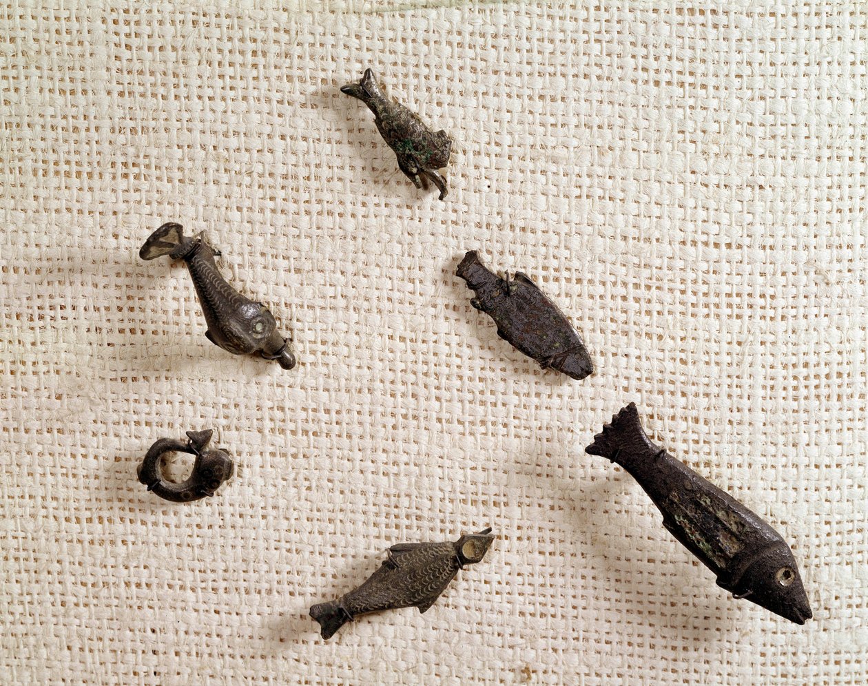 Kristillistä antiikkia: fibuleja ja kalan muotoisia metallikoruja. Kansallinen arkeologinen museo, Saint Germain en Laye tekijältä Paleo Christian Paleo Christian