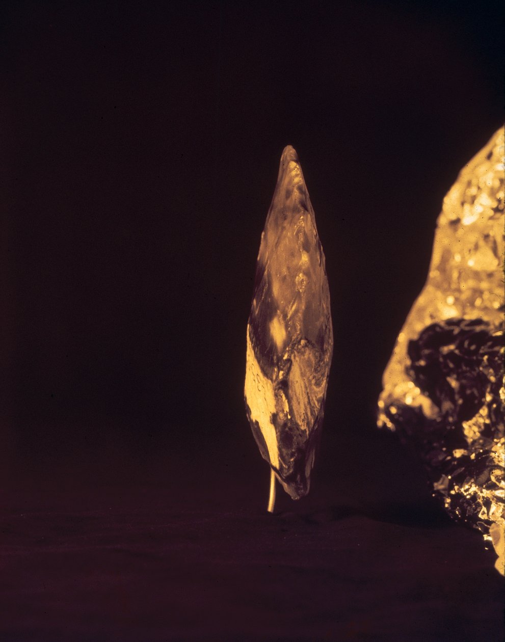 Rautakirves tai keihäänkärki (piikivi) tekijältä Paleolithic