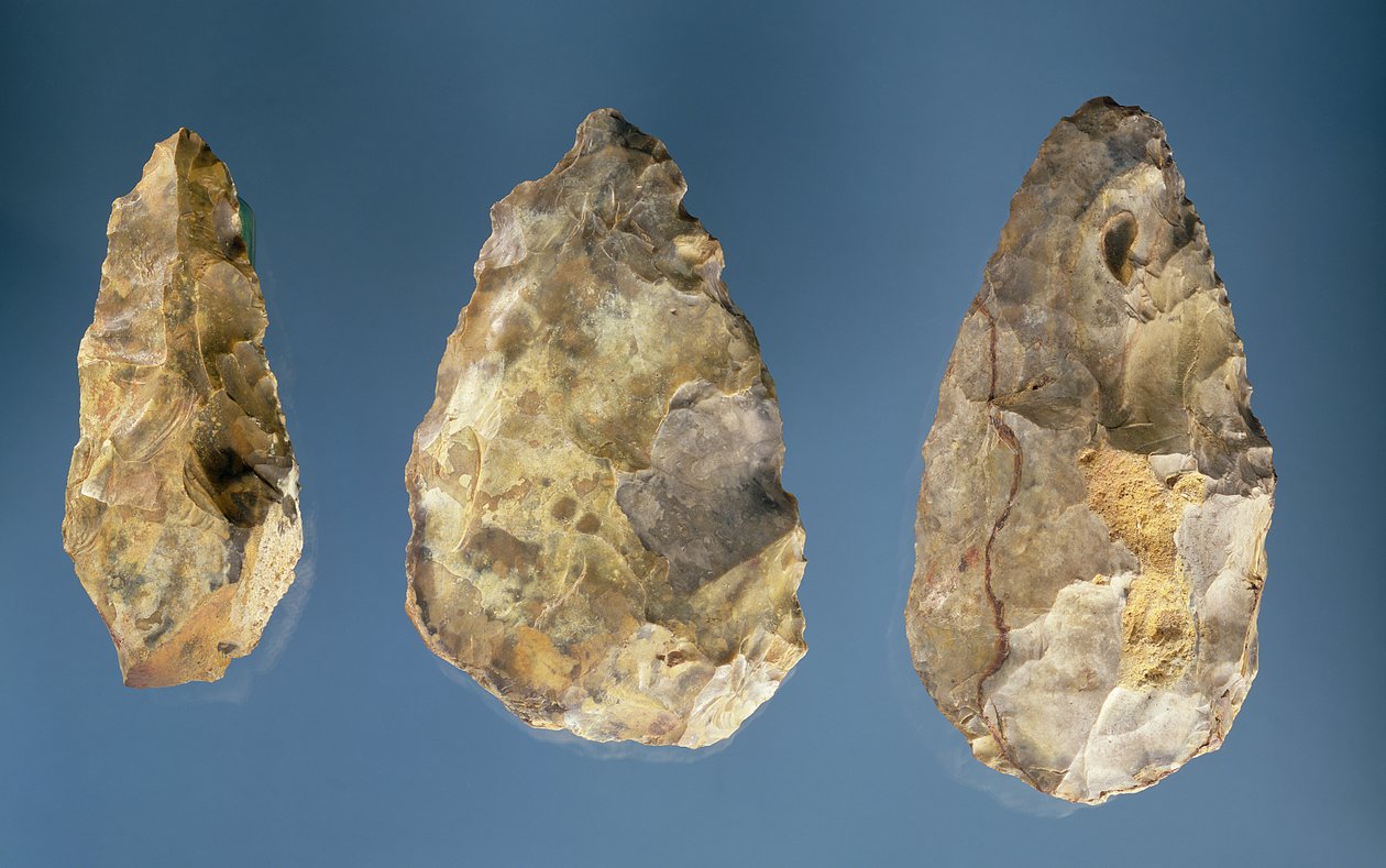 Kolme piikivityökalua tekijältä Paleolithic