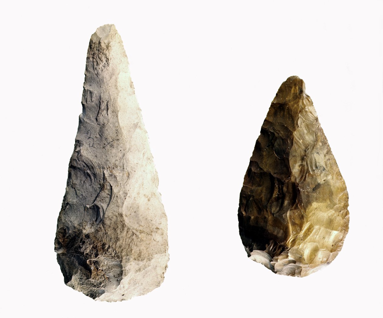 Kaksi terää, Saint-Acheulista, Ala-Acheulean aikakaudelta, noin 20 000 eKr. (piikivi) tekijältä Paleolithic