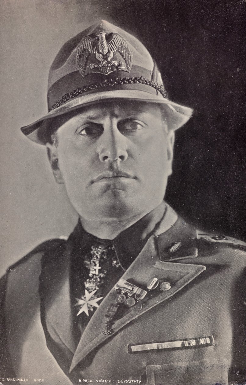 Albumi "Duce": Benito Mussolini univormussa Militia (m/w kuva) tekijältä Pandimiglio Pandimiglio