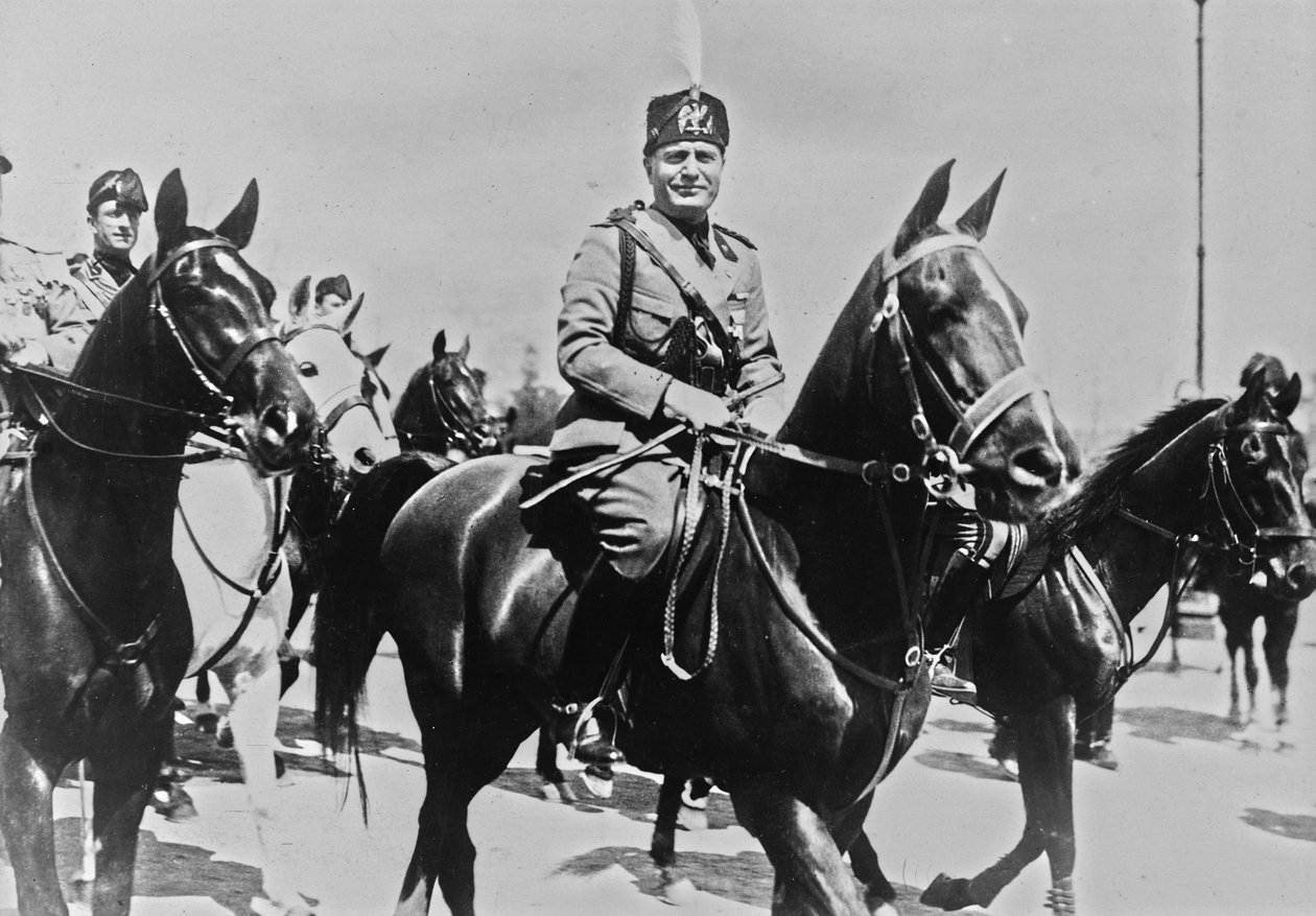 Albumi "Duce": Benito Mussolini ratsain seurueensa kanssa Roomassa (m/v kuva) tekijältä Pandimiglio Pandimiglio