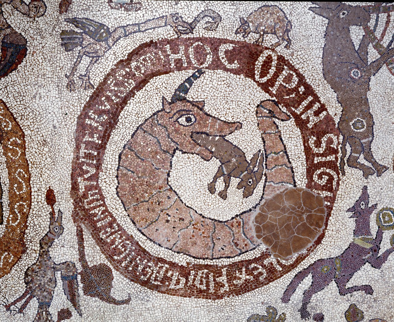 Esitys Leviathanista krokotiilin muodossa, joka ilmentää Saatanaa ja pitää suussaan ihmistä edustavaa jänistä. Pantaleonen mosaiikki, pappi ja mosaiikki. 1163-1166. Otranton katedraalin keskuslaivo (Otranto), Italia ©Luisa Ricci tekijältä Pantaleon Pantaleon