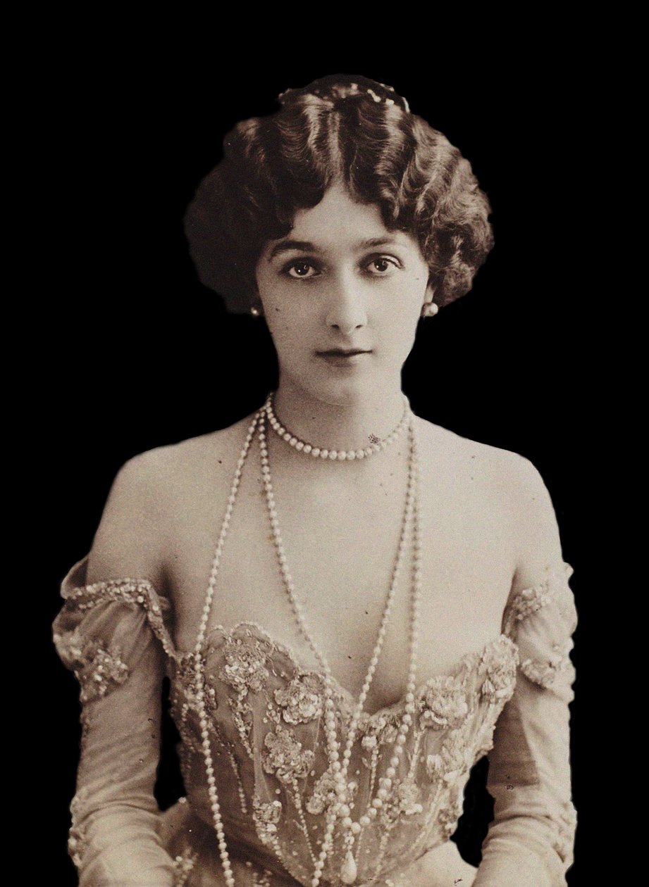 Oopperalaulaja Lina Cavalierin muotokuva 1874-1944. tekijältä Paris . Photo studio Reutlinger