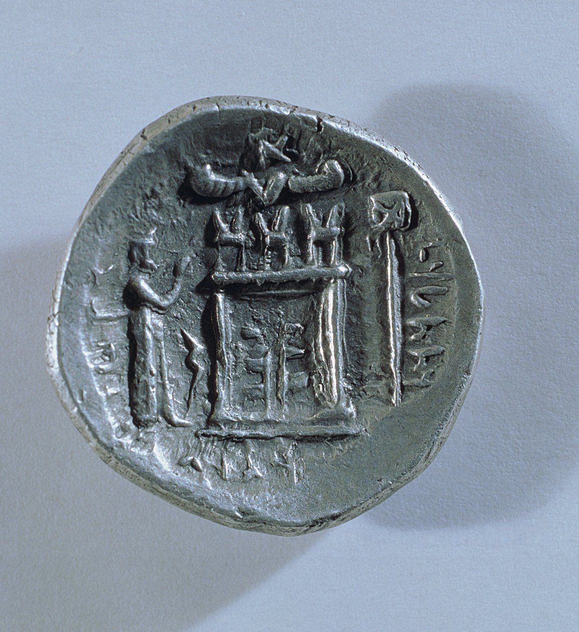 Persiksen kuninkaan Vahbarzin Tetradrachm, joka kuvaa zarathustralaista tulialttaria (kääntöpuoli) (katso myös 180367) tekijältä Parthian School