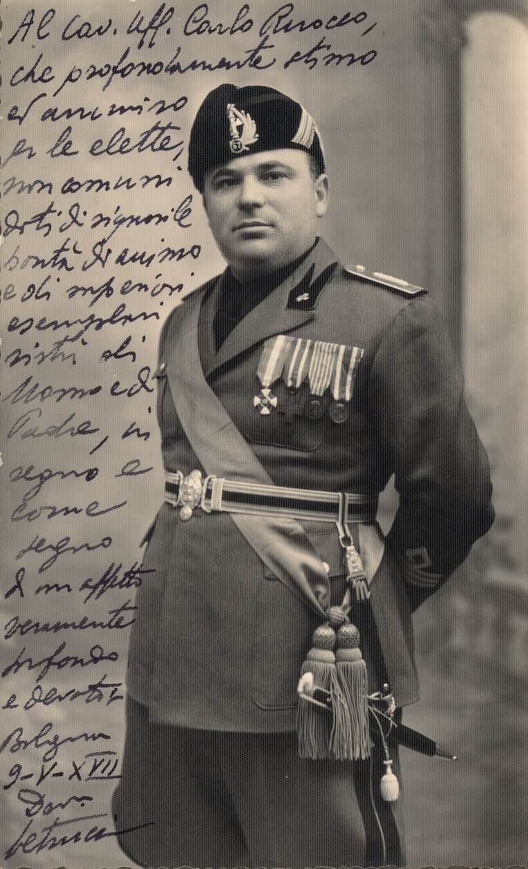 Albumi "MVSN- Blackshirts": Centurion of the Militia täydessä univormussa, 05/1939 (b/w kuva) tekijältä Pasquini Pasquini