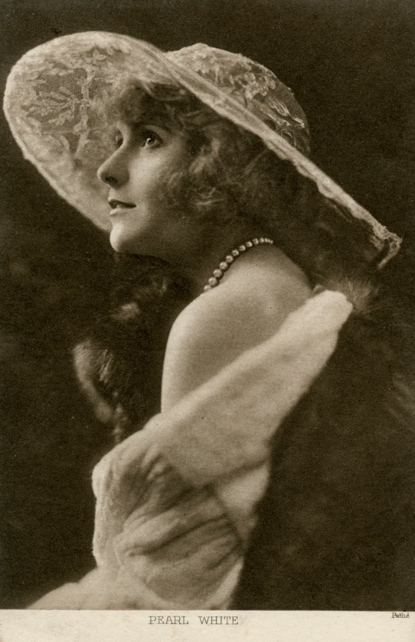 Pearl White, yhdysvaltalainen näyttelijä ja elokuvatähti, v. 1910. tekijältä Pathe