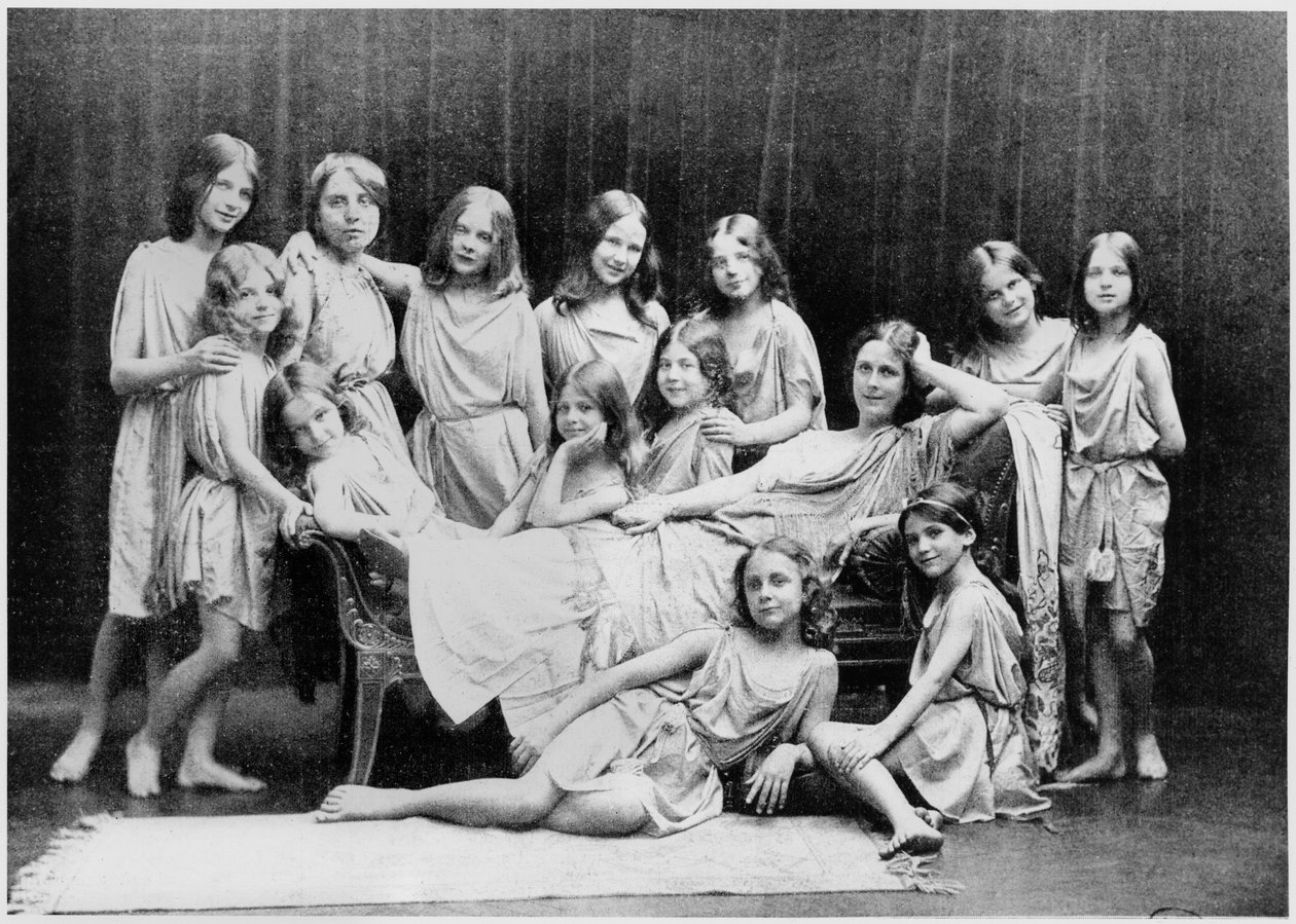 Isadora Duncan (1877-1927) ja hänen oppilaansa Grunewaldin koulusta, 1908 (bw kuva) tekijältä Paul Berger