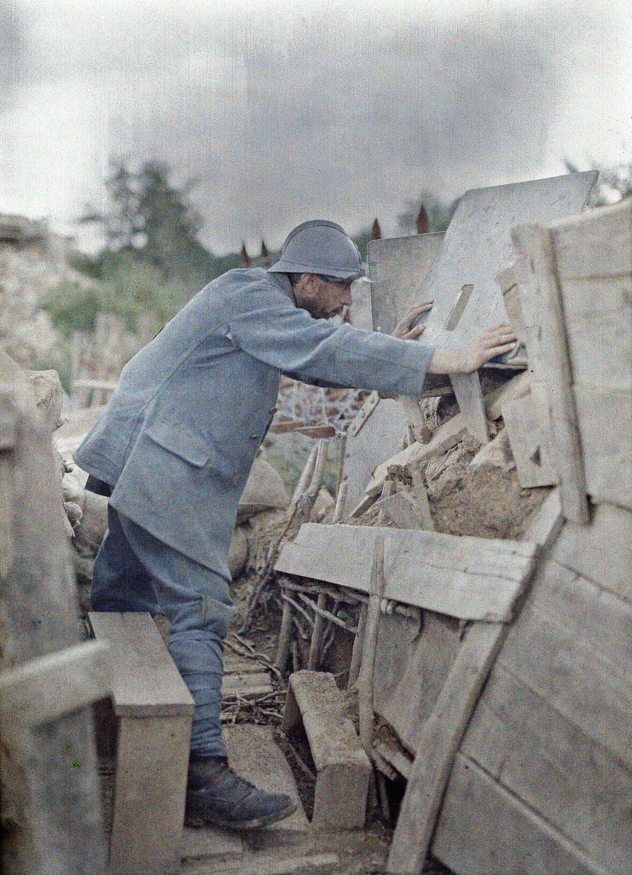 Ranskalainen sotilas armeijan tähystyksessä 26 tarkastelee edessään olevaa aluetta metallisen suojakilven läpi, Eglingen, Haut-Rhinin departementti, Alsace, Ranska, 26. kesäkuuta 1917 (autokromi). tekijältä Paul Castelnau