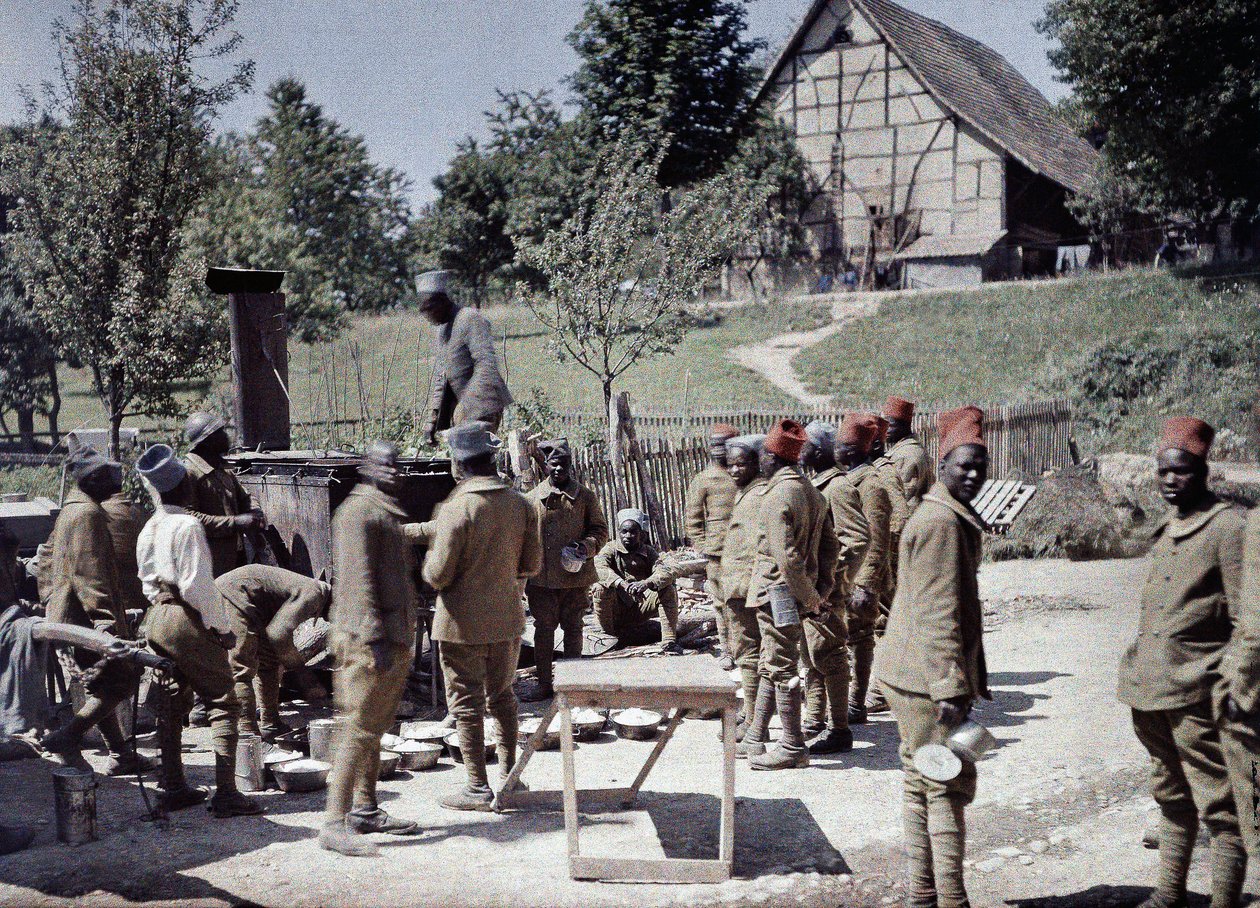 Ryhmä senegalilaisia sotilaita, jotka palvelevat Ranskan armeijassa jalkaväkinä lounaalla Saint-Ulrichissa, Departementissa Haut-Rhin, Alsace, Ranska, 16. kesäkuuta 1917 (autochrome) tekijältä Paul Castelnau