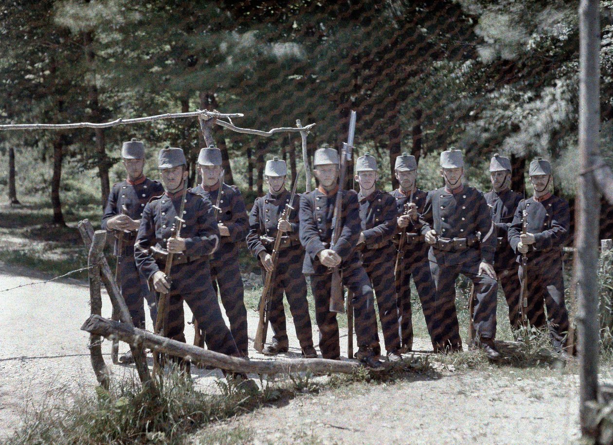 Ryhmä sveitsiläisiä rajavartijoita Sveitsin ja Ranskan välisen aidan takana, Departementti Haut-Rhin, Alsace, Ranska, 19. kesäkuuta 1917 (autokromi) tekijältä Paul Castelnau