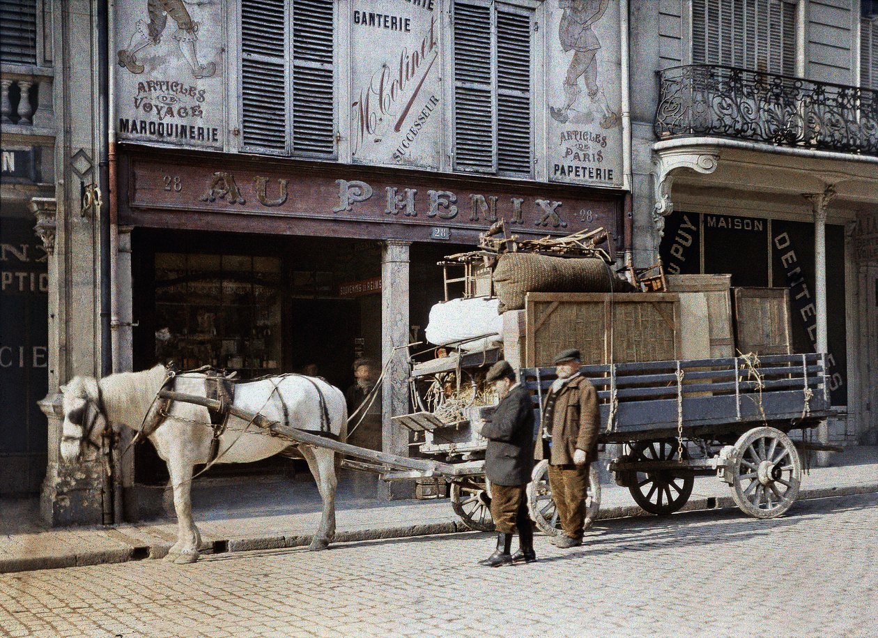Hevoskärryt on lastattu huonekaluilla ja henkilökohtaisilla tavaroilla nahkatavaraliikkeen edessä, Reims, Ranska, 4. toukokuuta 1917 (autochrome) tekijältä Paul Castelnau