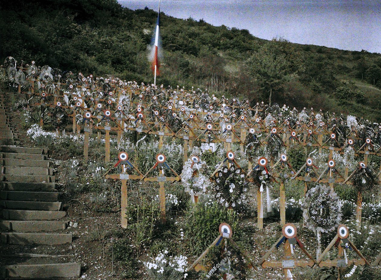 Sotilashautausmaa Mooschin kaupungin rinteellä, Alsace, Ranska, 1917 (omakromaattinen) tekijältä Paul Castelnau