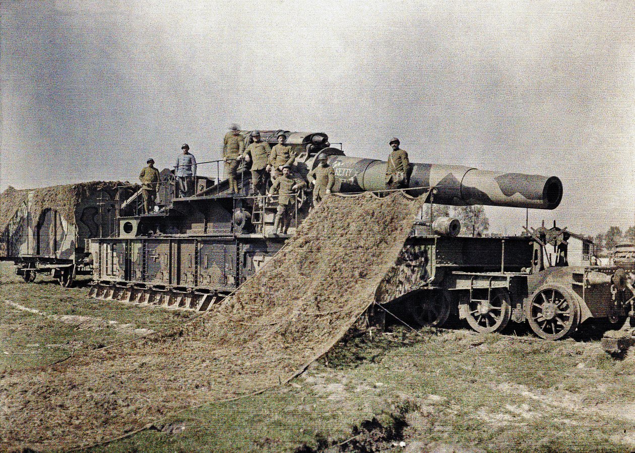 Kahdeksan ranskalaissotilasta naamioi 370 mm:n rautatietykiä, jossa on merkintä Keity, Noyon, Oise, Ranska, 5.9.1917 (autochrome) tekijältä Paul Castelnau