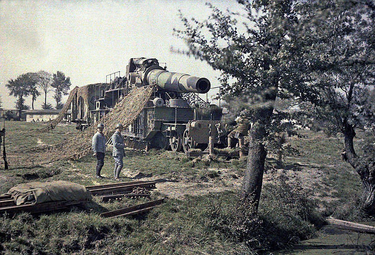 Ranskalaiset sotilaat naamioivat 370 mm:n rautatietykiä, jossa on merkintä Keity, Noyon, Oise, Ranska, 5.9.1917 (autochrome) tekijältä Paul Castelnau