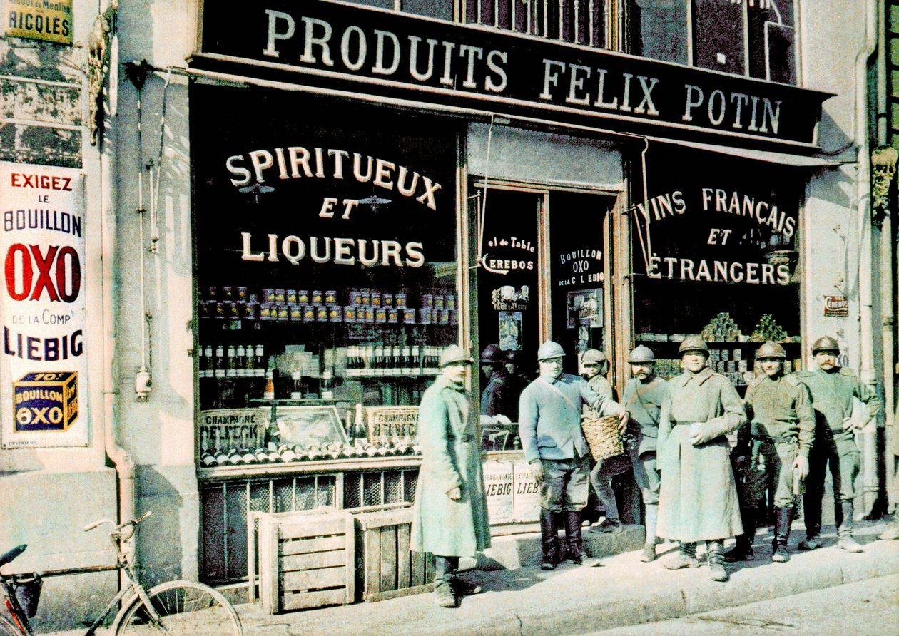 Ranskalaiset sotilaat ruokakaupan Felix Potin edessä Place des Marchésissa, Reims, Ranska, 1917 (autokromi) tekijältä Paul Castelnau