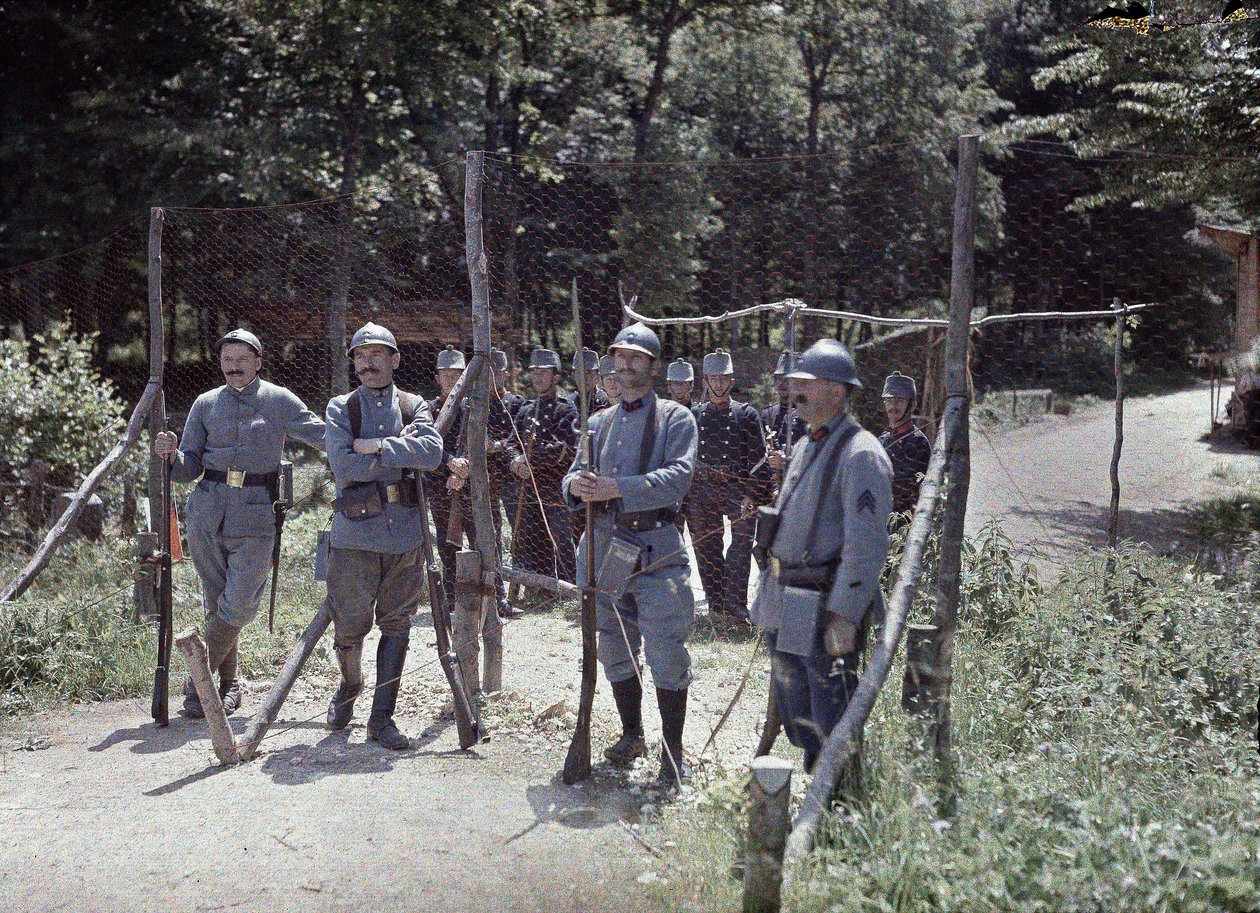 Sveitsin ja Ranskan välinen raja Pfetterhousen kunnassa, Departementissa Haut-Rhin, Alsace, Ranska, 19. kesäkuuta 1917 (autokromi) tekijältä Paul Castelnau