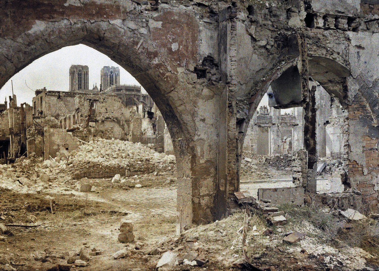 Notre-Dame de Reimsin katedraalin tornit näkyvät keskustarakennuksen vaurioituneiden ikkunoiden läpi, Ranska, 3. huhtikuuta 1917 (autokromi) tekijältä Paul Castelnau