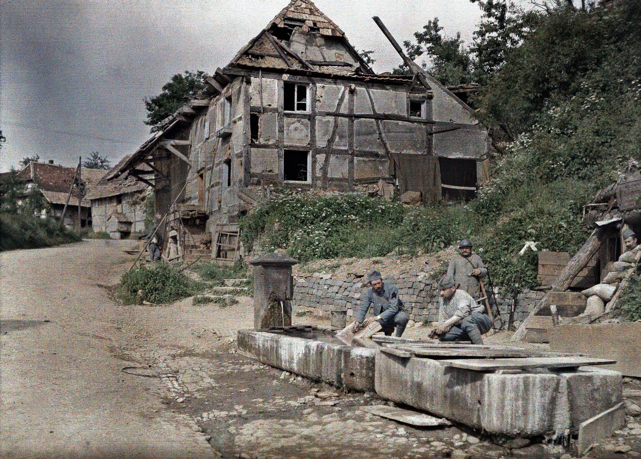 Kaksi ranskalaissotilasta, jotka on määrätty puhelinasemalle pesemään pyykkiään kaukalossa, Largitzen, Haut-Rhinin departementti, Alsace, Ranska, 18. kesäkuuta 1917 (autokromi) tekijältä Paul Castelnau