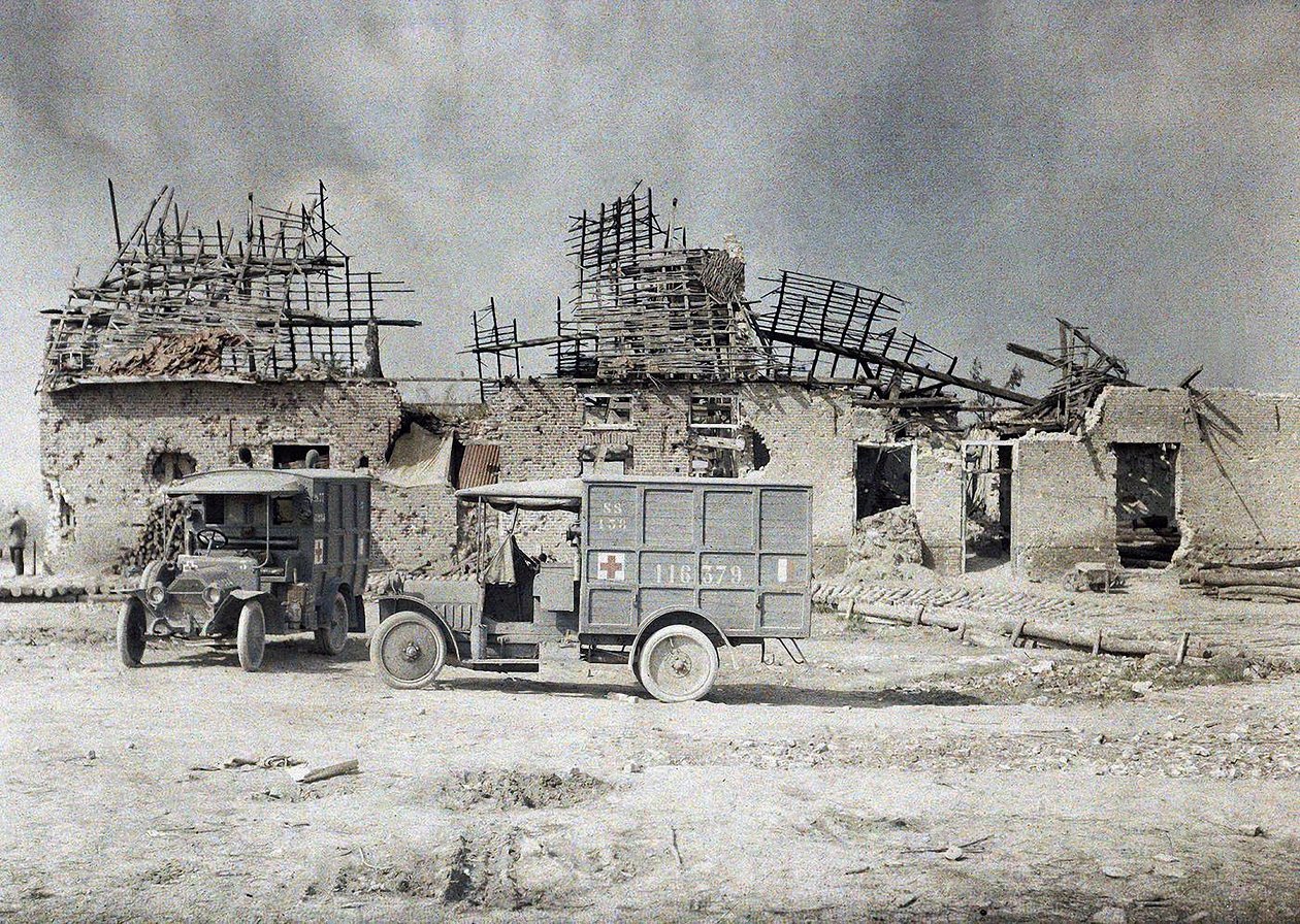 Kaksi ambulanssiajoneuvoa tykistöpalon tuhoaman rakennuksen edessä, Belgia, 17. syyskuuta 1917 (autokromi) tekijältä Paul Castelnau