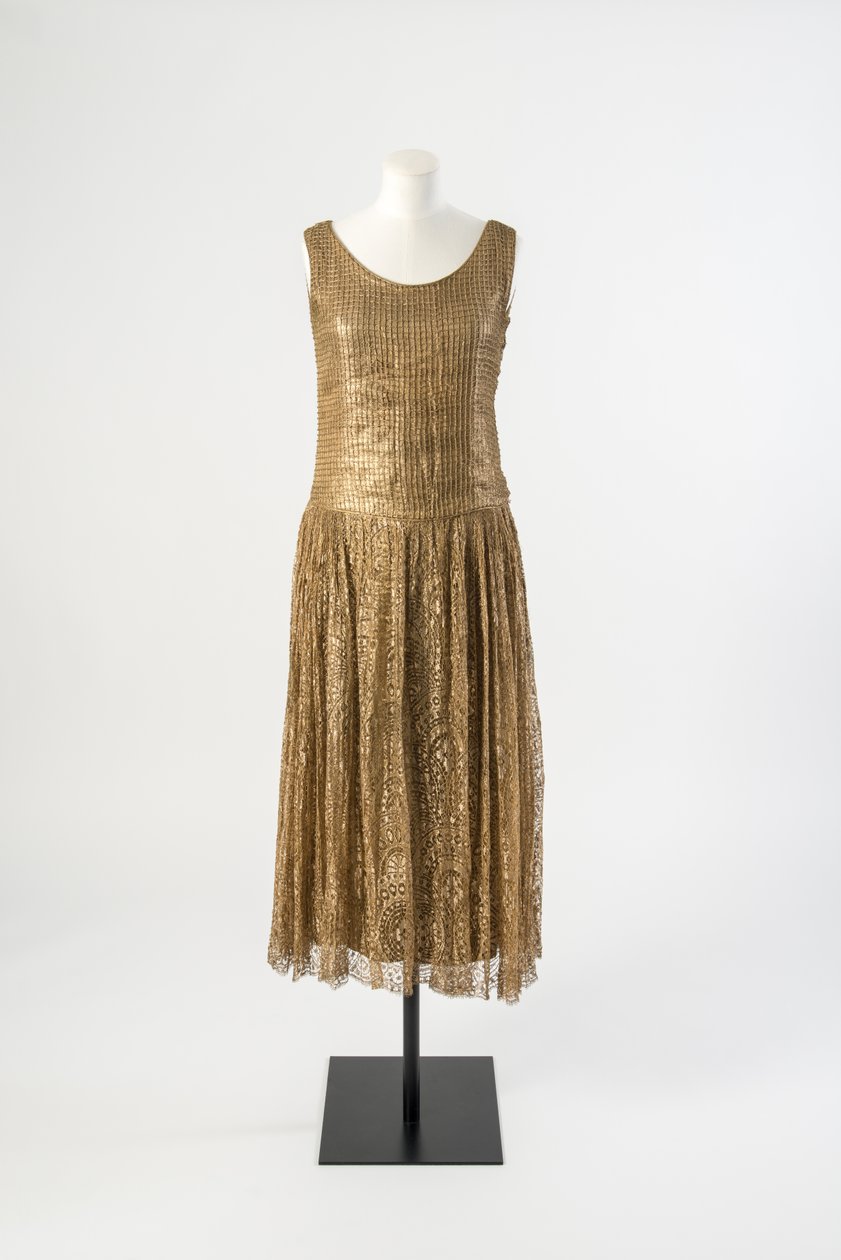 Kultainen silkkilame-iltamekko, jossa ristikkokoriste ja kultainen pitsihame, 1920-luvun loppu (silkki) tekijältä Paul Poiret