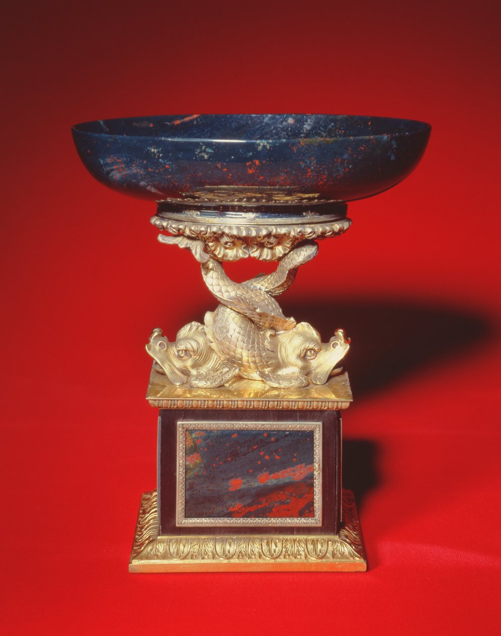 Bloodstone kulho ja kattaus, 1824 (hopea kullattu ja verikivi) tekijältä Paul Storr