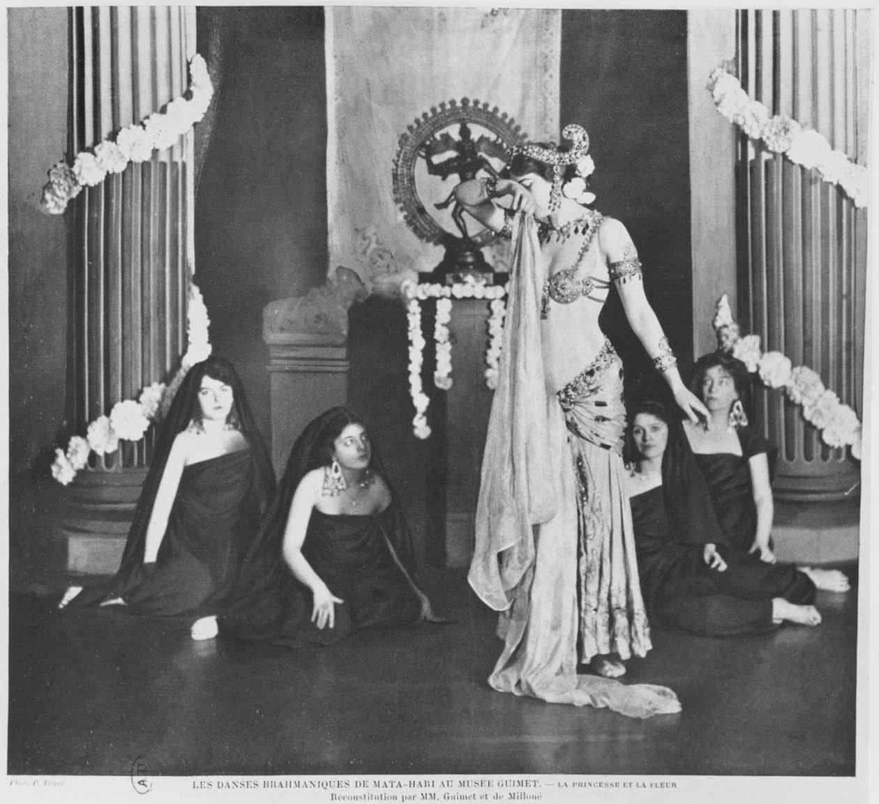 Mata Hari esiintymässä Musee Guimetissa, Pariisissa, 13. maaliskuuta 1905 tekijältä Paul Boyer