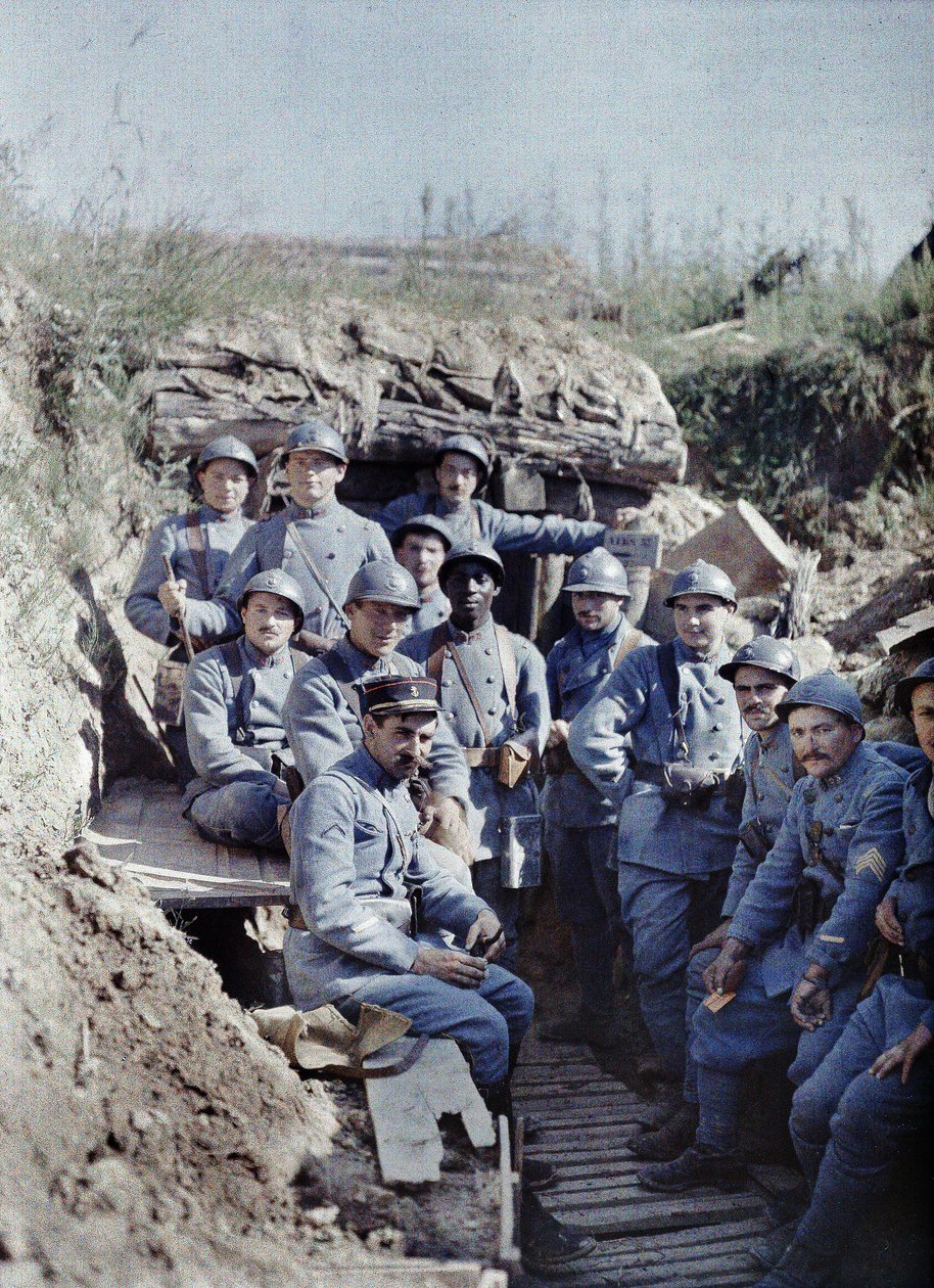 Ryhmä ranskalaisia sotilaita haudassa etulinjalla, Hirtzbach, Haut-Rhinin departementti, Alsace, Ranska, 16. kesäkuuta 1917 (autochrome) tekijältä Paul Castelnau