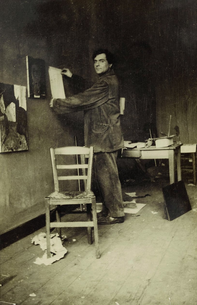 Amedeo Modigliani studiossaan, n. 1915 (valkovalkoinen kuva) tekijältä Paul Guillaume